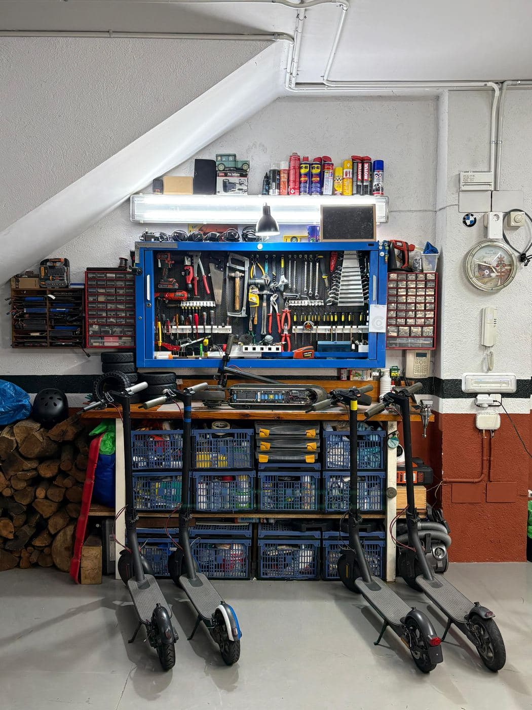 Taller Electropine con patinetes en reparacion