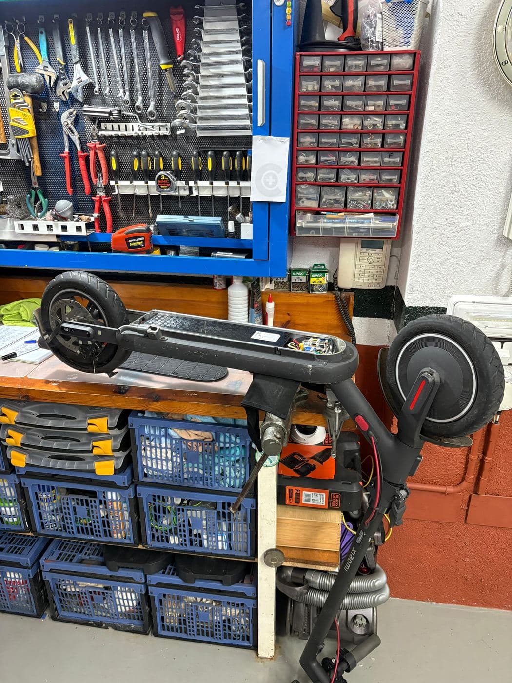 Patinete desmontado para reparacion electrica