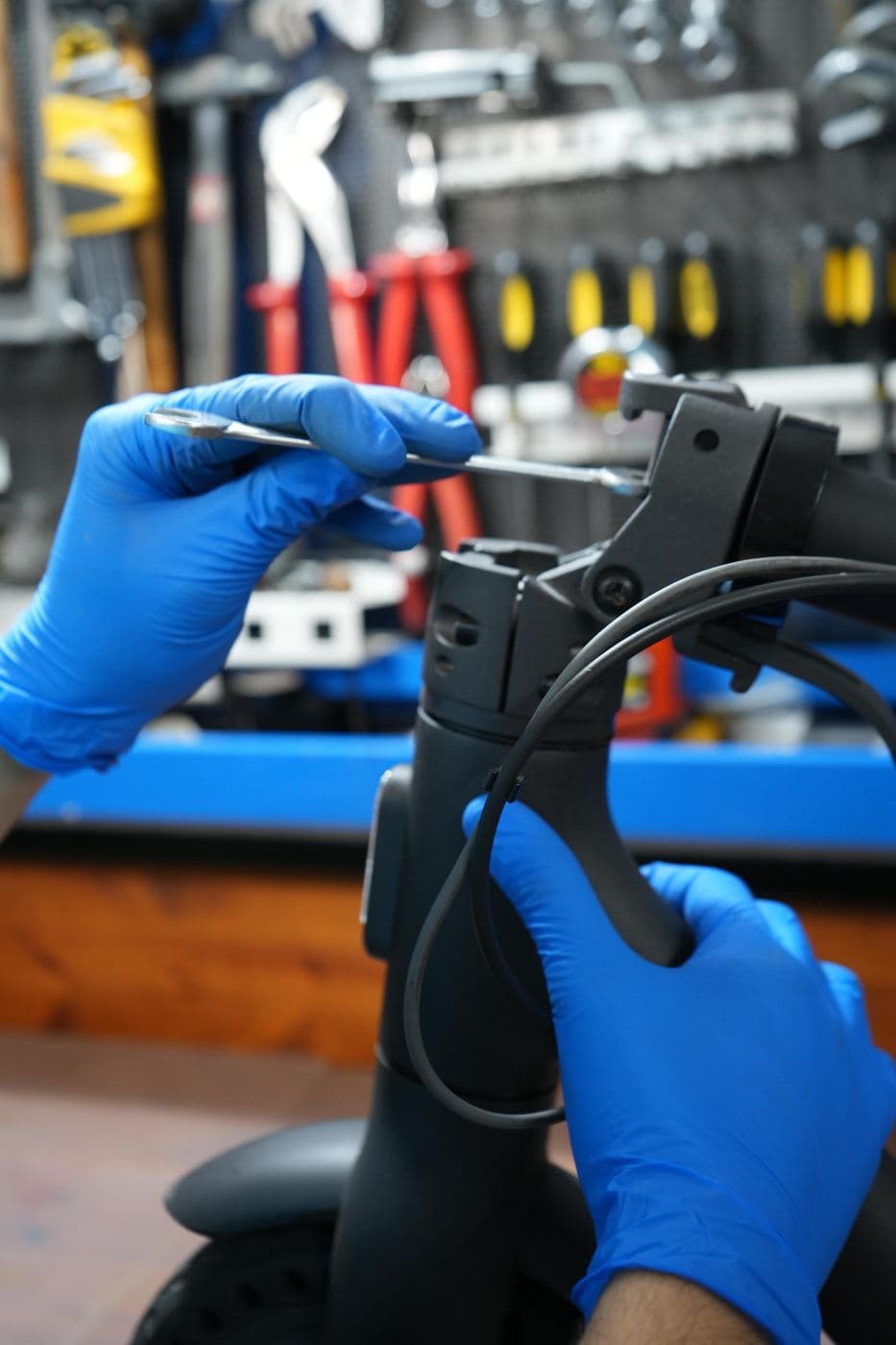 Detalle mecanico del patinete